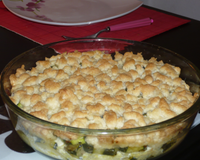Un crumble salé fait avec des courgettes au four.