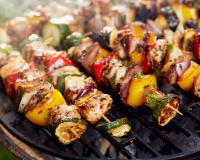 Nos 15 idées de délicieuses brochettes pour vos barbecues cet été !