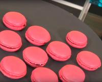 Des macarons à la framboise, aussi jolis que délicieux.