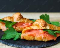 Mini croissants au saumon fumé, philadelphia et ciboulette