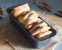 Cette brioche à effeuiller se compose d'une pâte à brioche garnie de sucre et de cannelle. La pâte est ensuite découpée en carrés…