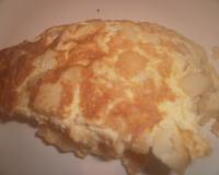 Une omelette garnie aux pommes de terre sauté