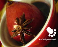 Poire de saison confite dans un jus de vin rouge aux épices. Servie en cocotte avec la sauce tiédie.