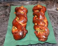 Une brioche à trois bras tressés avec du saussison et des olives.