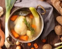 “Très bonne recette, facile, et bon marché” : voici notre meilleure recette de poule au pot, ce grand classique si réconfortant en hiver