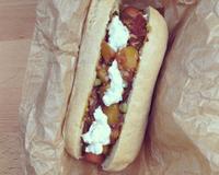 Un hot-dog incroyablement délicieux aux saveurs sucrées-salées - un équilibre parfait entre mangue, oignons rouges, miel, moutarde & fromage frais.