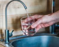 Perles en céramique, charbon, que valent vraiment ces solutions pour filtrer l’eau du robinet ? 60 Millions de consommateurs s’est penché sur la question