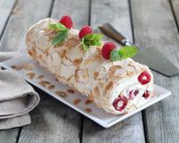 Un gâteau roulé meringué tout en légèreté aux délicieuses saveurs de framboises de saison.