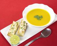 Un velouté de potiron légèrement relevé au curry, accompagné d'une tartine façon tartare mayonnaise, crevettes, herbes aromatiques…