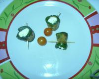 Fait frire les long tranche de courgette dans une poil avec un peu l'huile d'olive saler et poivrer.Acraser le fromage de chèvre avec une gousse d'ail et une pince de…