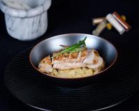 Un mélange équilibré d'épices qui donnent du peps au poulet tout en laissant apprécier son goût.
