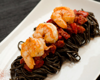 Linguine à l'encre de seiche, poivrons grillés, gambas et pimentón
