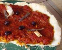 Spécialité de Menton, il s'agit d'une variante de la pissaladière, constituée traditionnellement d'oignons. Ici, ce sont des tomates.