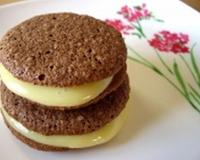 Un biscuit chocolaté moelleux qui cache un coeur fondant au chocolat blanc et au beurre salé. Pour les fans ultimes de chocolat !