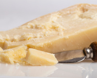 Un Italien révèle comment utiliser le parmesan jusqu’au bout avec cette recette apéro en 3 minutes