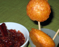 Des petits beignets croustillants, au bon goût de fromage, le tout accompagné d'un chutney de saison aux pommes et aux figues, parfumés aux épices.