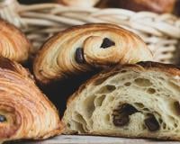 “Une recette que j’ai apprise de mes patrons” : le boulanger qui fait le meilleur pain au chocolat de France livre son secret