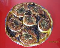 Tarte au chèvre agrémenté par des oignons rouges, du gruyère râpé, de la ciboulette, et de la crème fraîche.