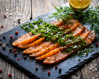 Comment réussir un saumon gravlax digne d’un restaurant ? Les astuces de notre chef pour Noël