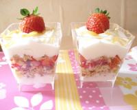 De délicieuses verrines de fraises palet breton et chantilly maison