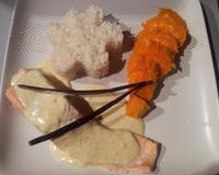 Saumon cuisiné à la vapeur avec une sauce vanille accompagné de patates douces et de riz papillon.