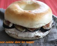 J'ai choisi de faire des bagels fourrés de tapenade et de Chavroux avec une touche fruitée donnée par les figues.