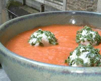 Gaspacho onctueux et billes de chèvre