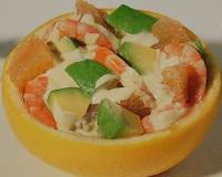 Voici une délicieuse salade servie dans un demi pamplemousse. Fraîche, originale et délicieuse, cette recette est parfaite pour les repas d'été !
