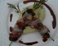 Brochettes d'escargots au romarin, lard paysan et purée aillée