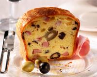 Un cake jambon, olives et Camembert Le Rustique au goût intense.