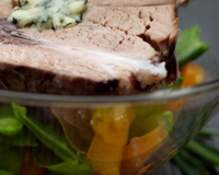 Transparence d'épaule d'agneau farcie à la Fourme d'Ambert, vinaigrette à la mangue et son ragoût de légumes printaniers est une recette d'entrée au fromage du guide…