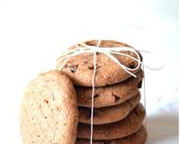 Une recette simple mais tellement gourmande ! De très bons cookies au goût subtile de Nutella accompagné de petites pépites de chocolat, moelleux au centre et craquants…