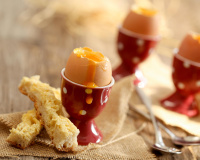 C'est la recette idéale pour un matin gourmand : notre technique pour réaliser des "oeufs mouillettes" parfaits !