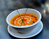 Une soupe onctueuse et parfumée pour réchauffer les fraîches soirées d'automne et donner de la couleur à votre soirée d'Halloween.