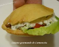Un délicieux pain pita fait maison, garni d'agneau et de veau mariné et recouvert d' une sauce blanche relevée aux échalotes, ciboulette et coriandre, un régal.