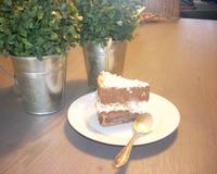 Délicieux gateau une de gateau moelleux au chocolat recouvert d une mousse au chocolat blanc, et d une mousse au chocolat au lait.