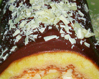 Roulé fourré mascarpone-chocolat blanc-orange, glaçage au chocolat noir