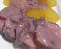 Saucisson au vin rouge sur barbecue.