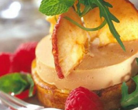 Médaillon de Foie Gras aux pommes sur blinis de blé noir, roquette et menthe fraîche sur vinaigrette framboises