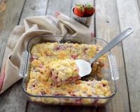 Une base de pâte à cookies, une garniture au fromage frais et fraises et du crumble sur le dessus pour terminer ce gâteau gourmand et facile à…