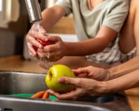 Même si vous ne mangez pas la peau : voici pourquoi vous devriez toujours laver ces aliments