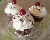 Tous les éléments de la forêt noire réunis dans un délicieux cupcake !