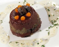 La "Charlotte de boudin aux escargots, endives confites au miel et fourme d'Ambert" est une recette de Judicaël Bertin, CFAIE Val-de-Reuil (27); 1e prix du Championnat…