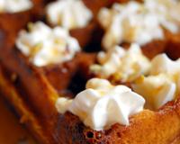 Des gaufres faites avec de la purée de courge, dégustées avec du sirop d'érable, des pistaches concassées, de la chantilly...