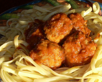 Ces délicieuses boulettes de viande, relevées de citron vert pour la fraîcheur et accompagnées de pâtes, sont idéales en plat unique pour un dîner convivial entre amis.…
