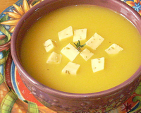 Excellente recette des jours froids, la soupe à la citrouille est de loin celles que je préfère : servie onctueuse et bien épaisse avec des dés de gouda au cumin.