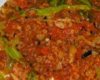 Morue séchée, blanchie et rissolée ; cuite dans une sauce à base d'oignons, de tomates et de gros piments émincés.