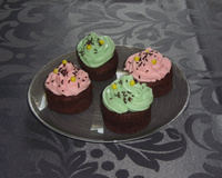 Des cupcakes au chocolat et crème au beurre vanillé à base de meringue suisse