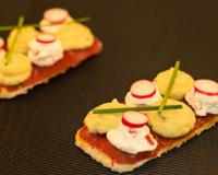 Un toast qui a la classe avec ses crèmes aux saveurs opposées mais complémentaires. Le tout sur une délicieuse viande de grison.