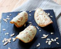 Les tuiles aux amandes font partie de la famille des petits fours secs dans la pâtisserie francaise. On les sert avec le café ou avec le thé. Ils…
